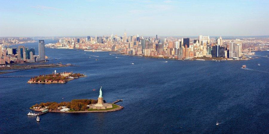 Baia di New York con Liberty ed Ellis Island